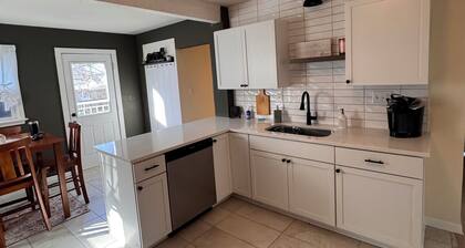 3-bedroom house in peaceful Des Moines with WiFi, AC cat/dogs allowed