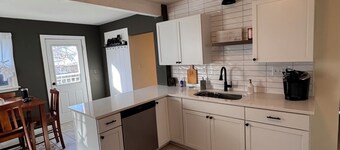 3-bedroom house in peaceful Des Moines with WiFi, AC cat/dogs allowed