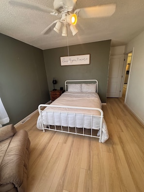 3 bedrooms, iron/ironing board, WiFi, bed sheets