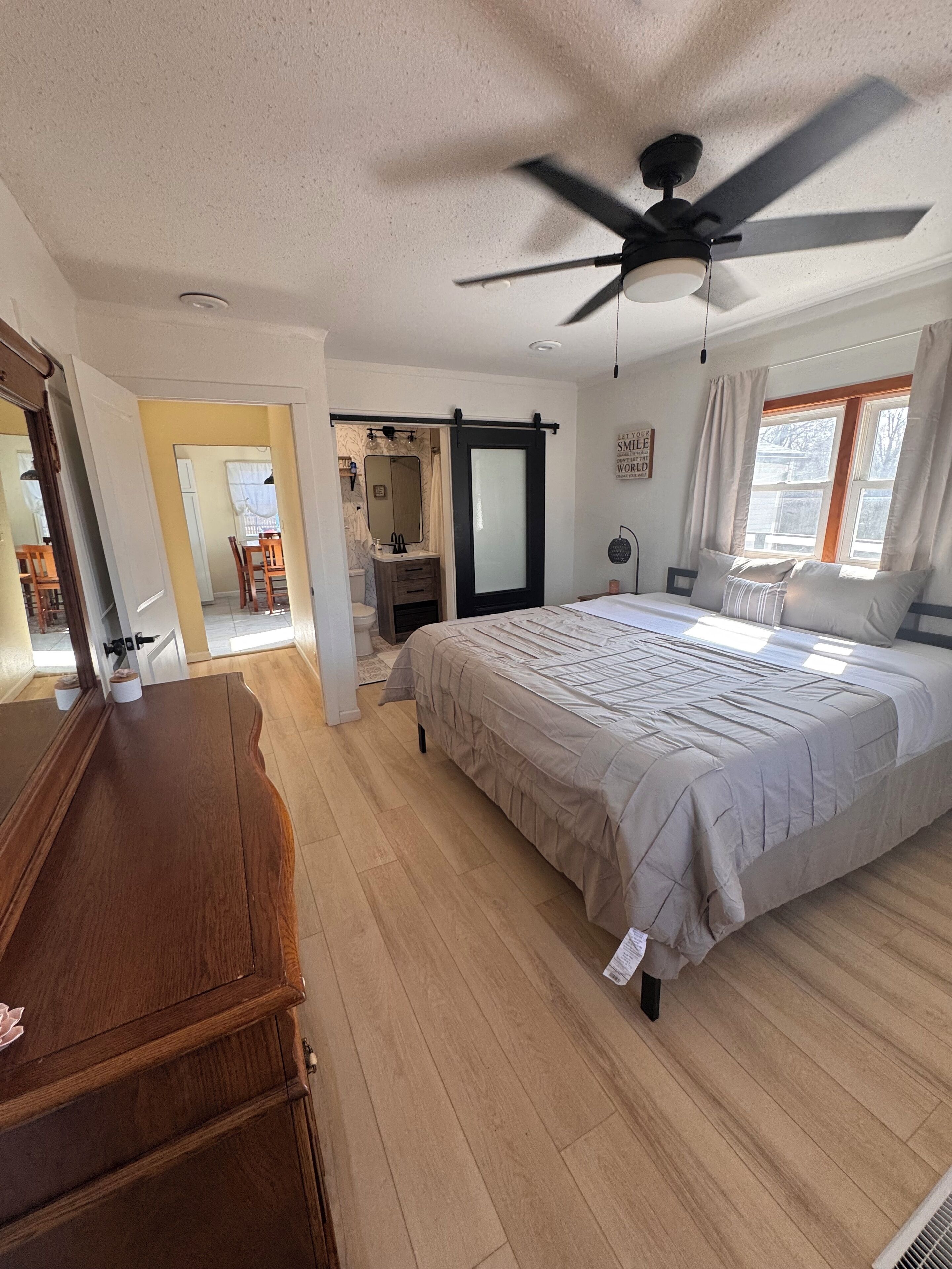 3 habitaciones, tabla de planchar con plancha, wifi y ropa de cama 