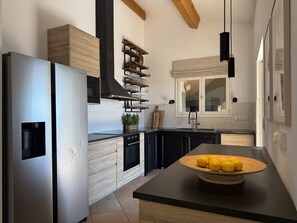 ثلاجة، ميكروويف، فرن، غسالة أطباق