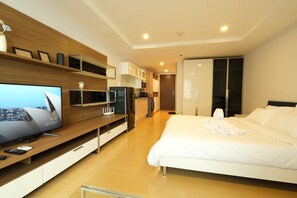 1 bedroom, iron/ironing board, WiFi, bed sheets - Sukhumvit 13 /5mins walk to BTS Nana / City Center TSS (Krung Thep Maha Nakhon)