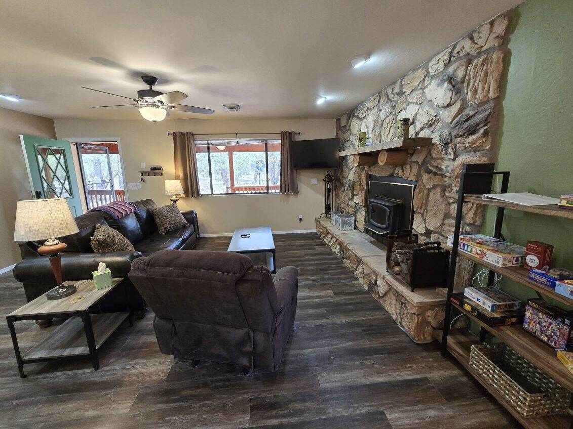 Smart TV, chimenea, libros