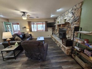 TV connectée, cheminée, livres