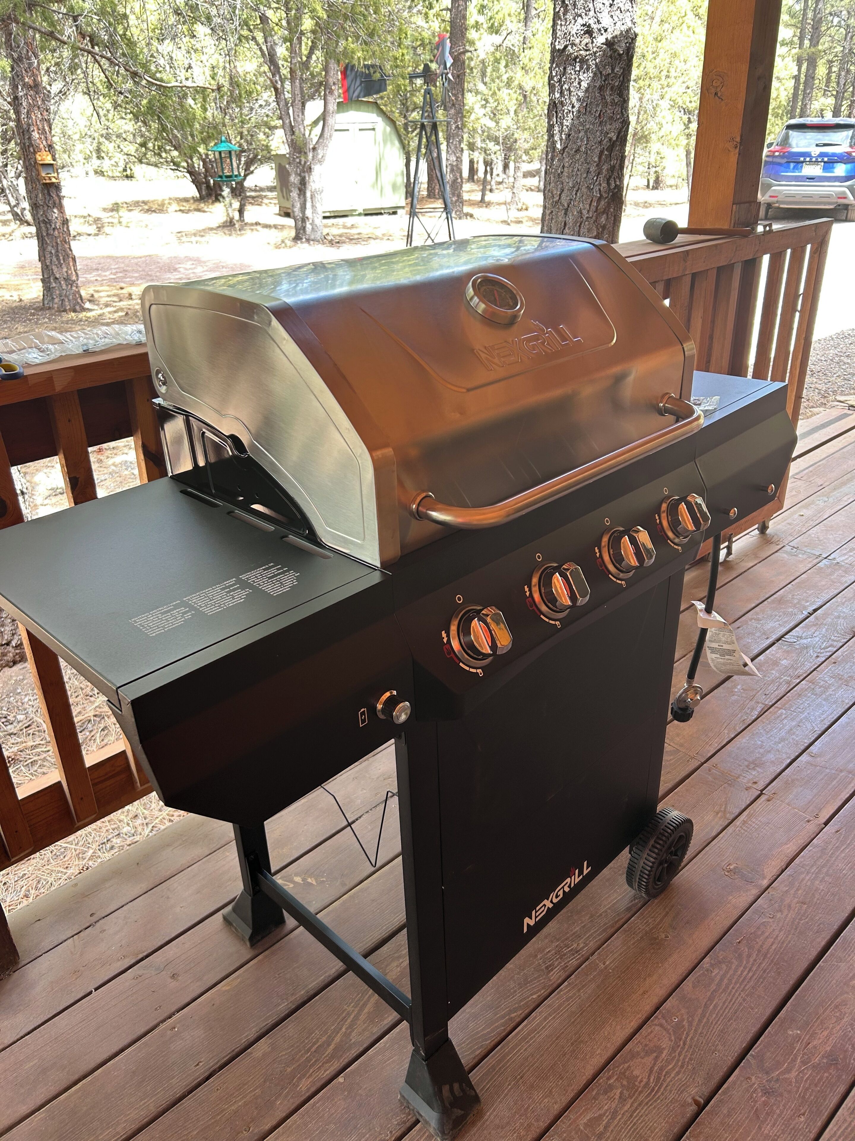 En NEXGRILL grill på en træterrasse.