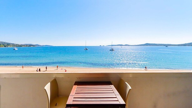 Un balcón con vista a la playa y al mar.