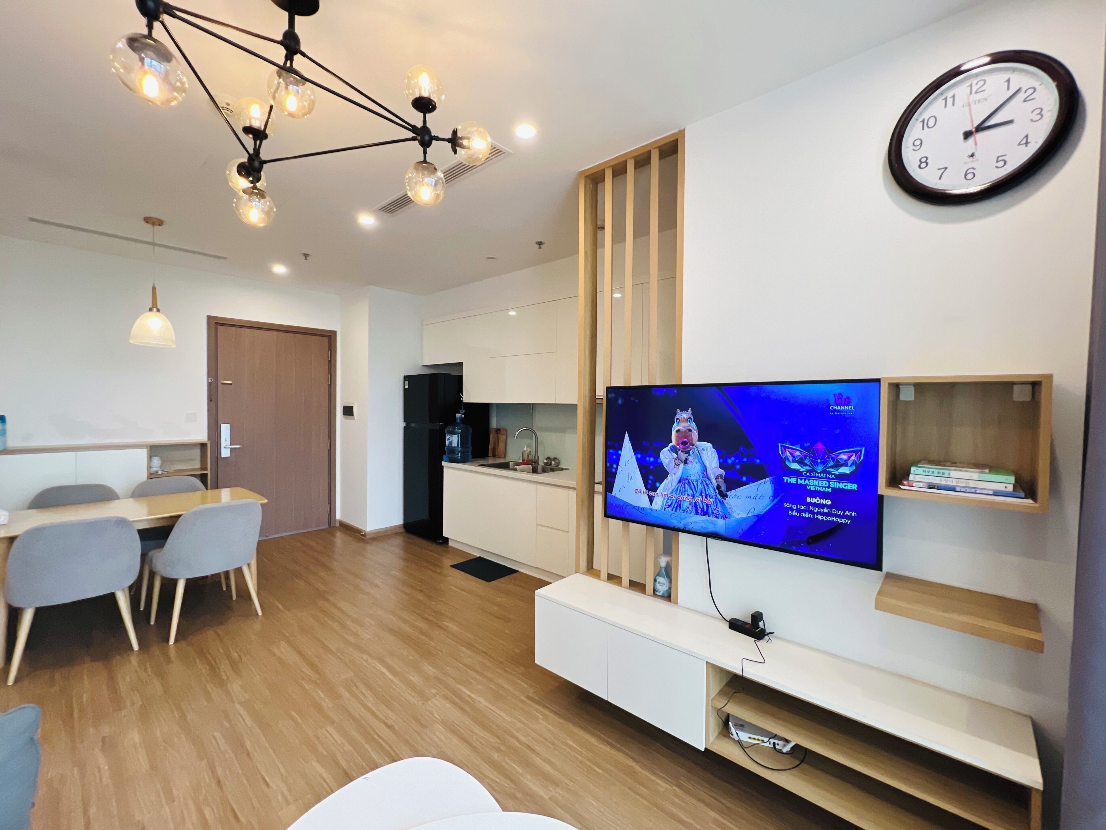 Deluxe appartement, 2 slaapkamers, airconditioning, uitzicht op de stad | Woonruimte | Flatscreentelevisie