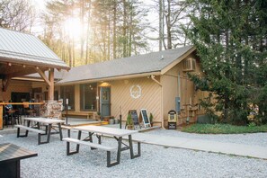 Outdoor dining - Pet-Friendly Blue Ridge Stay w/ Resort Perks (Sapphire)