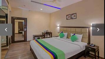 In-room safe, soundproofing, iron/ironing board, free WiFi