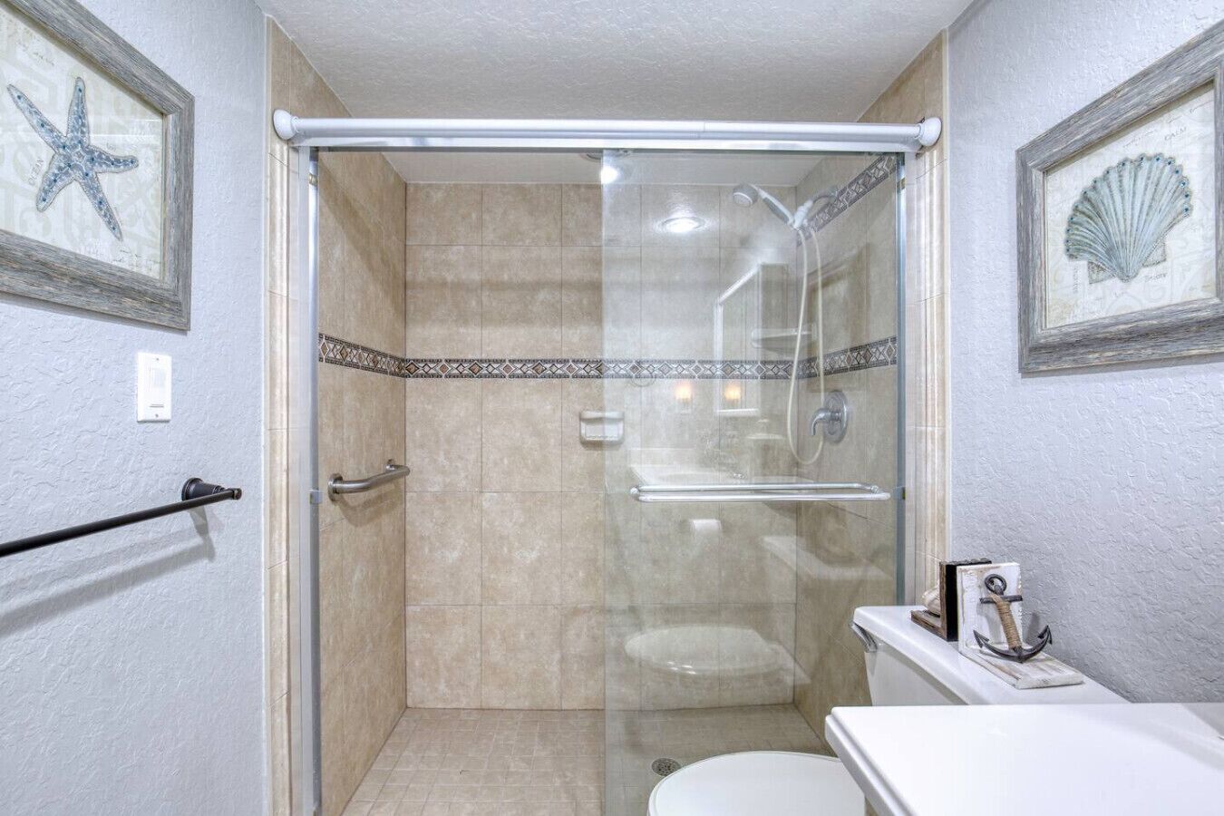 Ein kleines Badezimmer mit einer Duschkabine, einer Toilette und einem Waschbecken.