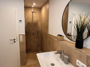 Hair dryer, towels, soap, toilet paper - Nature view & sauna in the Eifel (Unknown)