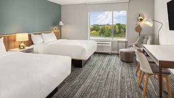 Een bureau, verduisterende gordijnen, een strijkplank/strijkijzer