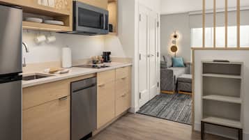 Escritorio, cortinas blackout y tabla de planchar con plancha