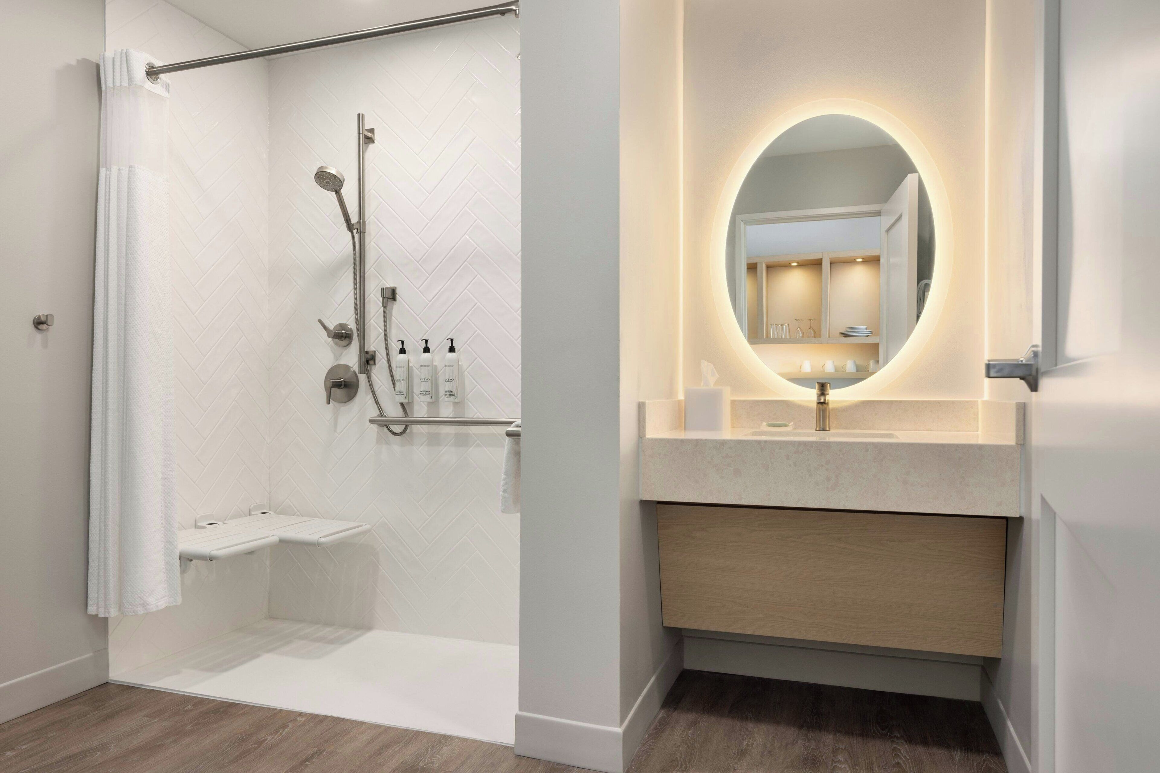 Studio Suite, 1 phòng ngủ | Phòng tắm | Máy sấy tóc, khăn tắm, xà phòng, dầu gội 