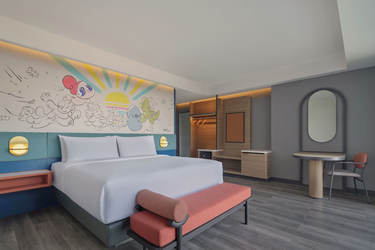 Phòng Suite, 1 giường cỡ king, không hút thuốc | Phòng tắm | Đồ dùng nhà tắm miễn phí, máy sấy tóc, dép đi trong nhà
