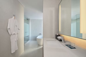 Phòng Suite, 1 giường cỡ king, không hút thuốc | Phòng tắm | Đồ dùng nhà tắm miễn phí, máy sấy tóc, dép đi trong nhà
