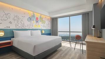 Deluxe Room, 1 King Bed, Non Smoking | In-room safe, desk, laptop workspace, blackout drapes