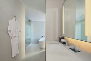 Suite - 1 kingsize-seng - ikke-ryger | Badeværelse | Gratis toiletartikler, hårtørrer, hjemmesko, bidet