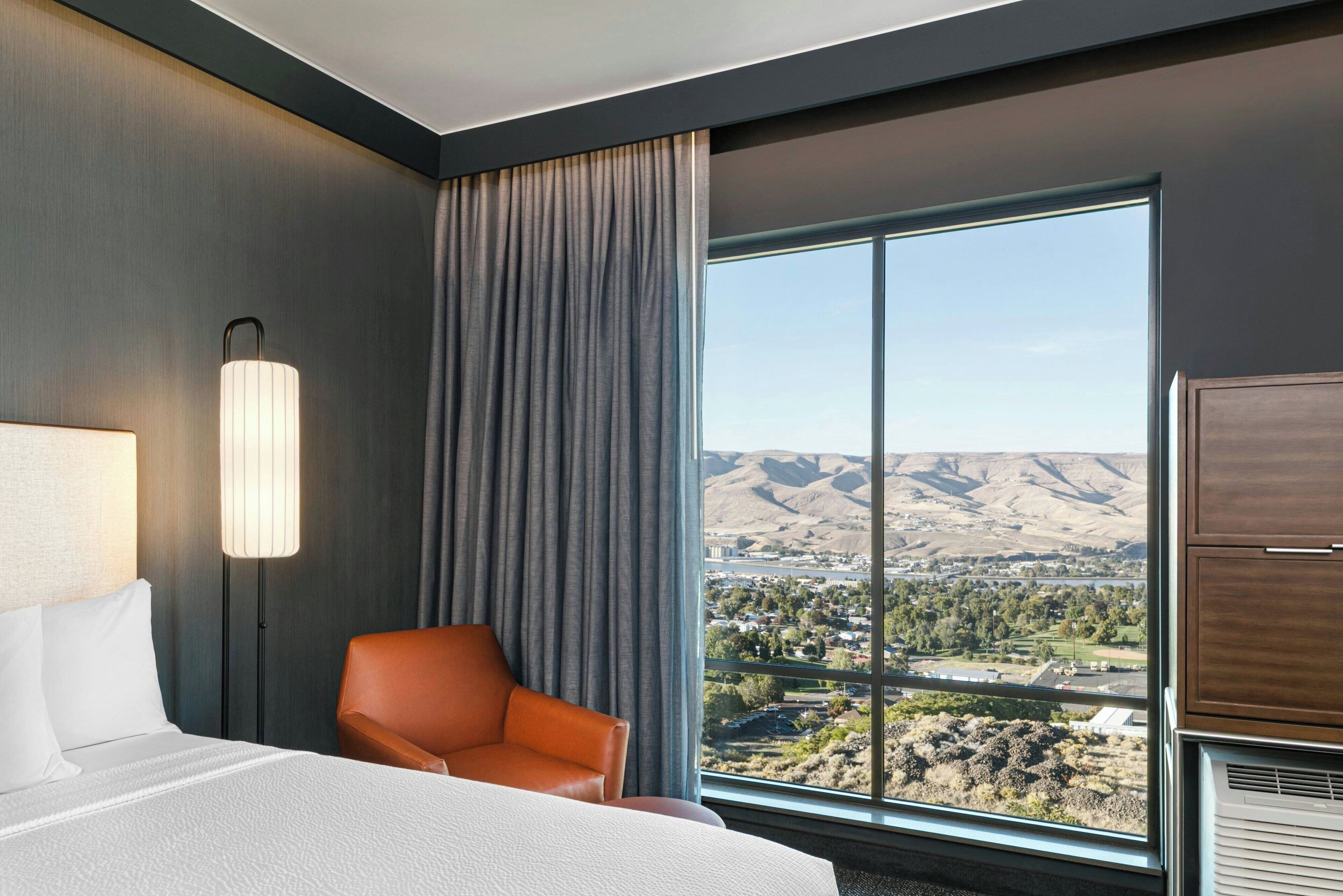 遮光カーテン、アイロン / アイロン台、WiFi (無料)、ベッドシーツ