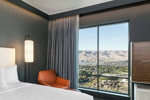 Cortinas blackout, tabla de planchar con plancha y wifi gratis 