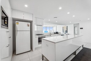 冰箱、微波炉、烤箱、炉灶