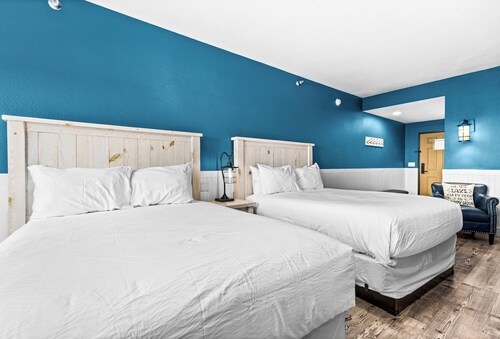 Breathtaking Lake Views | Studio, 2 Queen | Pools