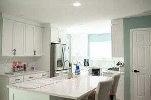 Kylskåp, mikrovågsugn, ugn och spishäll