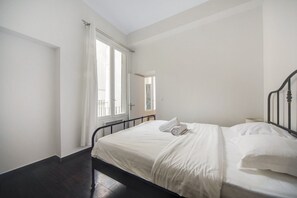 1 dormitori, planxa i posts de planxar, Internet i roba de llit 