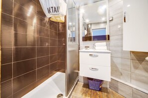 Shower, hair dryer, towels