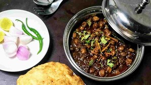 Un plat amb dues nyerves fregades i un bol de curry amb tapa.