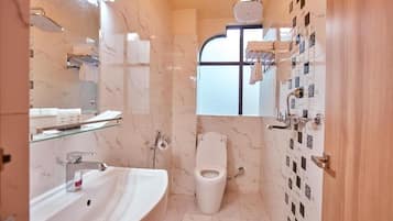 Ducha, artículos de higiene personal gratuitos y secador de pelo