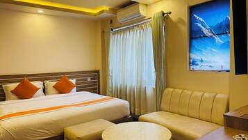 Suite junior, vista a la ciudad | Caja de seguridad en la habitación y escritorio