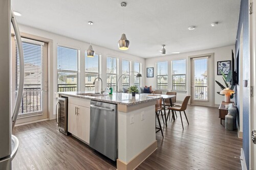 Stylish 2BR Near Uptown & Medical District