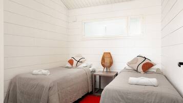 3 makuuhuonetta, työpöytä, Wi-Fi, vuodevaatteet