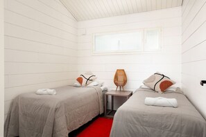 3 bedrooms, desk, WiFi, bed sheets