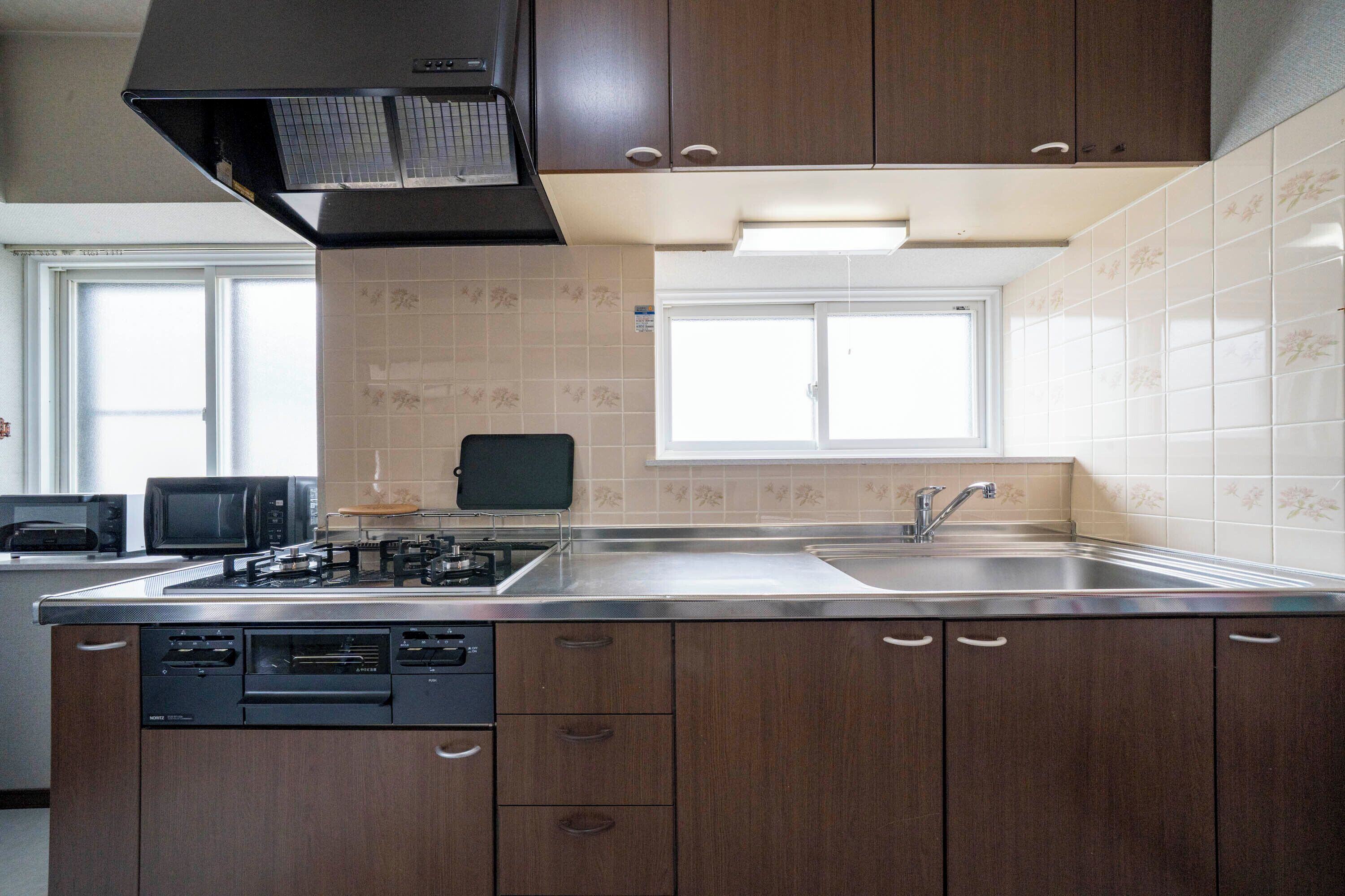 Full-sized fridge, microwave, stovetop, toaster