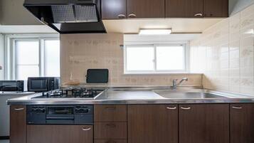 Lemari es besar, microwave, kompor, dan pemanggang roti