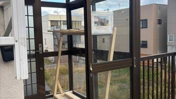 Vista frontal de la propiedad