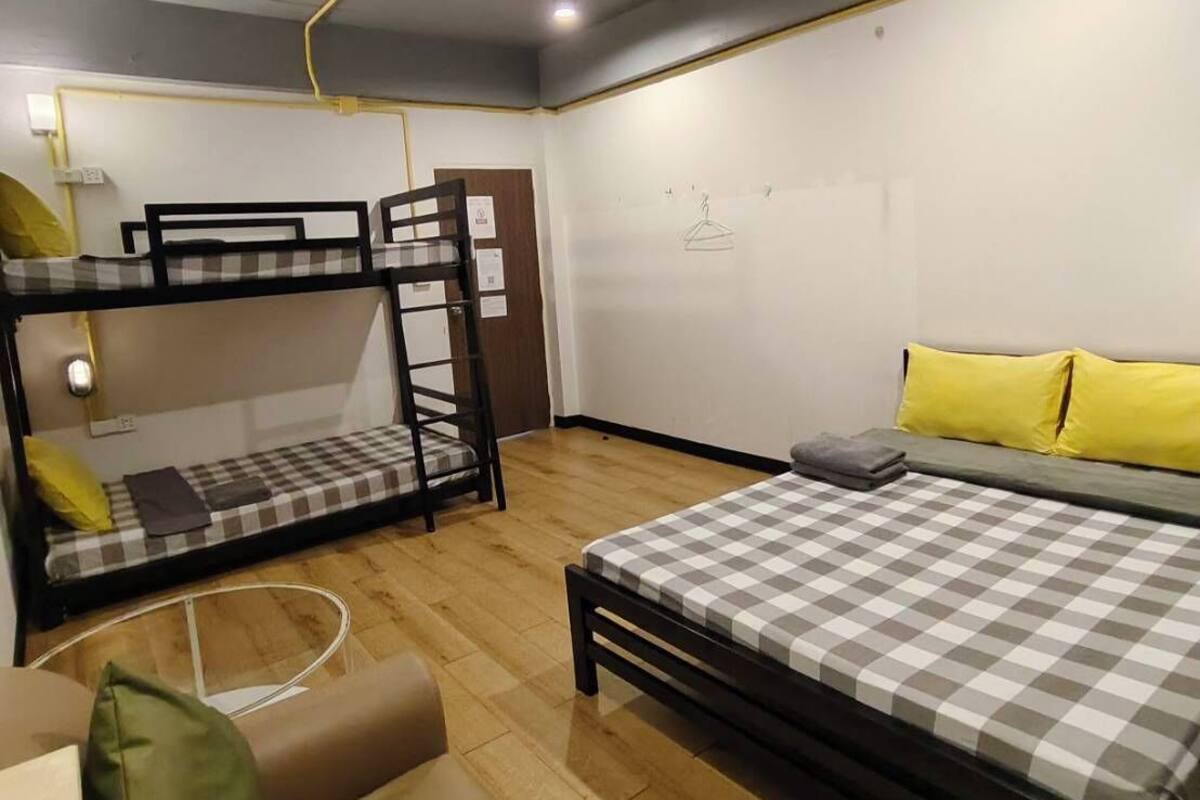 Habitació tipo dormitori amb literes, un llit individual i escriptori.