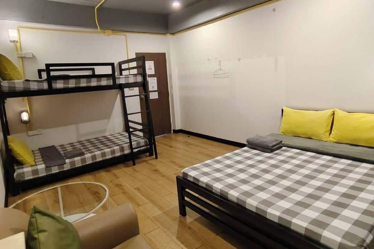 Habitación cuádruple básica | Wifi gratis y ropa de cama