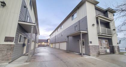 Stylish Sandpoint Vibes - Walk to Town - A/C - BBQ