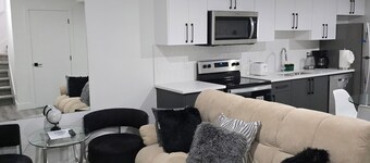 HOME AWAY FROM HOME. 7min or less radius to all amenities and downtown Edmonton