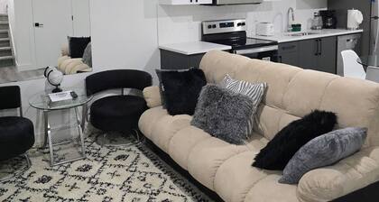 HOME AWAY FROM HOME. 7min or less radius to all amenities and downtown Edmonton