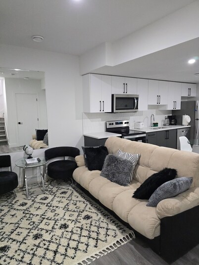HOME AWAY FROM HOME. 7min or less radius to all amenities and downtown Edmonton