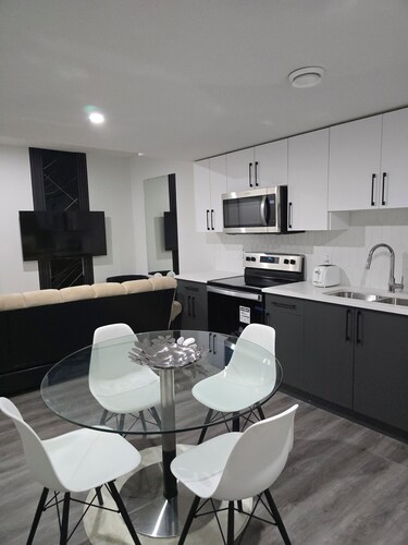 HOME AWAY FROM HOME. 7min or less radius to all amenities and downtown Edmonton