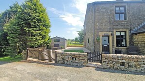 A stone building with a door labeled 'DOCKSTEETES' and a window with a wreath.