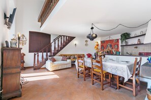 Appartement Standard, 1 chambre (Albert Castle Apt) | Salle de séjour | Téléviseur connecté de 21 po avec télévision numérique