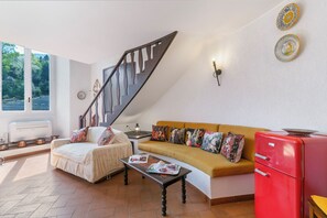 Appartement Standard, 1 chambre (Albert Castle Apt) | Salle de séjour | Téléviseur connecté de 21 po avec télévision numérique