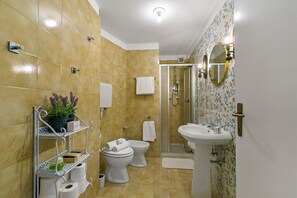 Standard-Apartment, Mehrere Schlafzimmer (Albert's  Castle Apt) | Badezimmer | Dusche, Haartrockner, Bidet, Handtücher