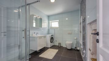 Vila Mewah, beberapa kamar, 2 kamar mandi (Villa Galant with Pool and Sauna) | Kamar mandi | Shower, pengering rambut, handuk, dan sabun